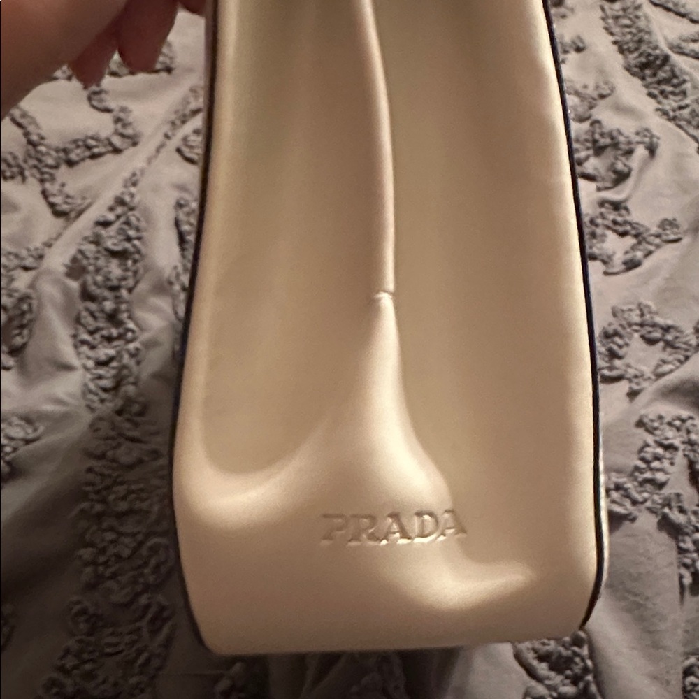 Prada vintage shoulder bag leather with metal strap. Gorgeous, rare bag. - Picture 6 of 11